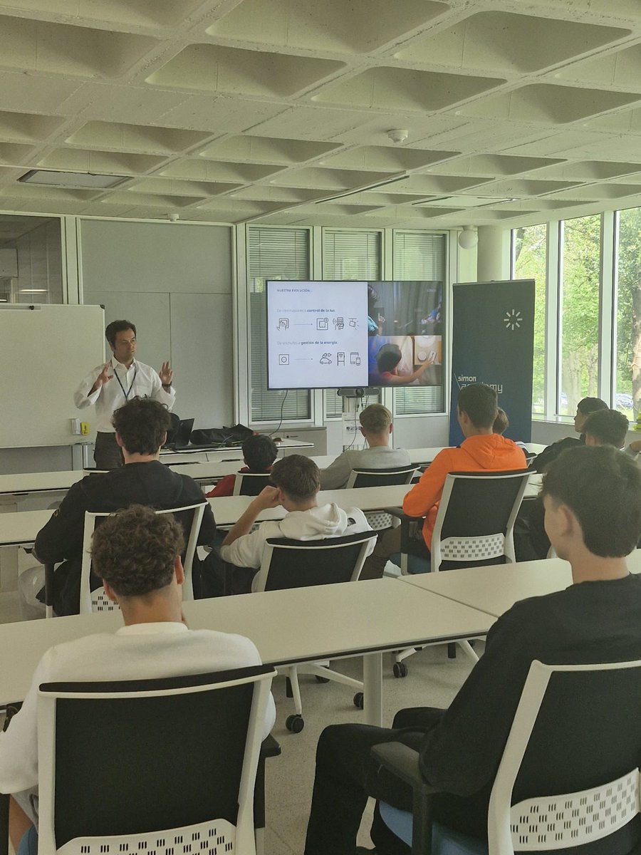 🏭 Els alumnes de 1r del cicle formatiu d'#IME ha visitat la fàbrica de <a href="/SimonElectricES/">Simon</a> a Olot, on han pogut veure de primera mà com es fabrica el material que utilitzen en diversos mòduls, com el d'Instal·lacions interiors.  ⚡

#CFGM #FormacioProfessional #InstitutAbatOliba