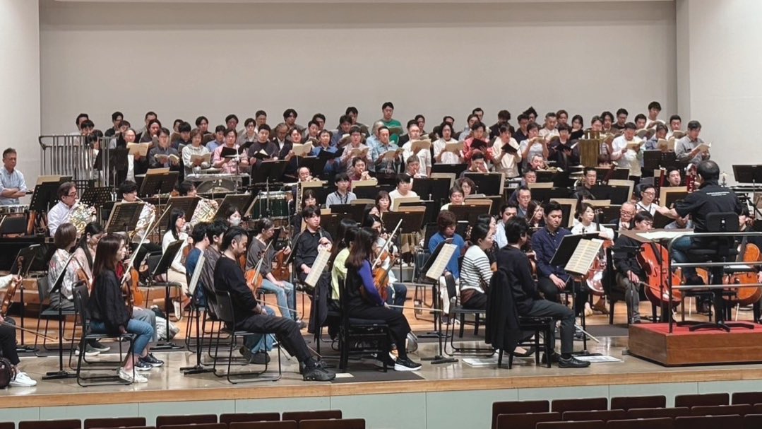 TokyoKonsei's tweet photo. <東京都交響楽団第1020回定期演奏会Aシリーズ>
4/30(水)19:00〜東京文化会館

いよいよ明日‼️全曲必聴作品です✨
《涅槃交響曲》 舞台上にぎっしりの東混男声にご注目ください👀 

あす10:00〜WEB当日券が販売されます！
詳細はこちら⬇️ @TMSOnews 
https://t.co/RA4cZT8DjF https://t.co/rKwe6rDKYJ
