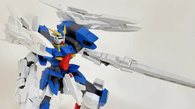結構いじくったミキシングのガンダムラジエル、そういえばちゃんと完成ツイしてなかったからご紹介します腕はAGE-2とGエグゼス、脚はサバーニャを使ってますが胴体は関節埋め込んでスカートも分割してます 
