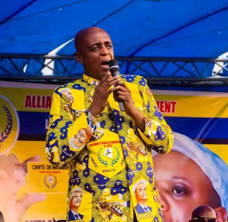 wembi_steve's tweet photo. #RDC: Le Président National Jean-Marc KABUND-A-KABUND n'a jamais mandaté qui que ce soit pour solliciter un pardon. L'injustice qu'il a subi est la preuve éloquente de l'instrumentalisation de la justice par Monsieur Tshisekedi tel que révélé par Monsieur Augustin #KABUYA. 

La libération du Président National Jean Marc Kabund-A-Kabund est le fruit de la pression populaire et diplomatique, non pas du pardon.

Les allégations de Monsieur Kabuya mensongères soient-elles démontrent à la face du monde la prise en otage de l'appareil judiciaire par un groupe d'individus bien identifié.

Le Président Jean Marc KABUND-A-KABUND n'est pas un affairiste et n'a jamais eu à son actif un quelconque carré minier tel qu'afffirmé gratuitement par les jouisseurs, affairistes et opportunistes qui pillent et volent les richesses du Congo pour se taper des villas au détriment du peuple congolais.

Le Président Jean Marc KABUND-A-KABUND vit à Limete/Kingabwa, un des quartiers reculé de la ville de Kinshasa contrairement à des villas construits à #Gombe par Augustin Kabuya et autres. 

Augustin #KABUYA traite le Président Jean Marc KABUND-A-KABUND de peureux oubliant que c'est son courage qui  a conduit l'UDPS au pouvoir.
 Un combat où le Président Jean Marc KABUND-A-KABUND à perdu son fils et plusieurs militants de l'Udps ont perdus leurs vies.

entre un homme qui a combattu pour ses idées, quitte à tout perdre, et un homme qui s'est prosterné pour tout gagner, l’histoire jugera. Le peuple sait désormais que les vrais jouisseurs sont ceux qui trahissent les idéaux d’Étienne Tshisekedi pour un plat de lentilles.

Quant à Augustin Kabuya, il peut continuer ses gesticulations oratoires : il n’effacera jamais son rôle de complice dans l’effondrement moral de l’UDPS.

Mieux vaut porter les habits pauvres de Kamina avec dignité, que de porter des costumes de luxe tachés de trahison."

Belly Mutono Chabu
Secrétaire Général