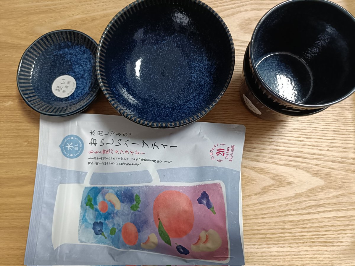 tonarinomayu's tweet photo. 食器を色々見て、結局イオンスタイルのお皿に決定。
美濃焼。
生活の木で水出しハーブティーも追加購入🌼
#AEONSTYLE #イオンモール幕張新都心 #生活の木 #美濃焼 #ハーブティー https://t.co/ckxr8T4Ykk