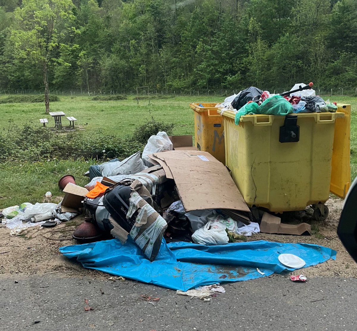 VillabonaUdala's tweet photo. Nazkatuta gaude behin eta berriz Komizar parkean batzuk erakusten duen jokabide zikin eta arduragabearekin. Hau onartezina da!
Horrelakoak errepikatzen badira, neurri zorrotzak hartu beharko ditugu eta ez dugu parkea ibilgailuei ixtea baztertzen.
#AskiDa #Zaborrak #Komizar #Amasa https://t.co/5EGVNf9aWM