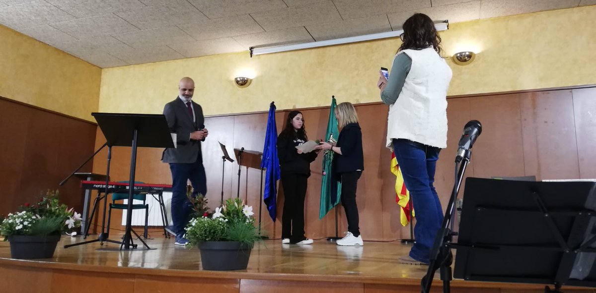🏅 Les alumnes de 2n d’ESO Carla Flores i Blanca Gámez han estat guardonades al certamen literari de l'Ajuntament de Campdevànol en poesia i prosa, respectivament. Enhorabona pel vostre talent! 👏 

#PremisLiteraris #ESO #InstitutAbatOliba