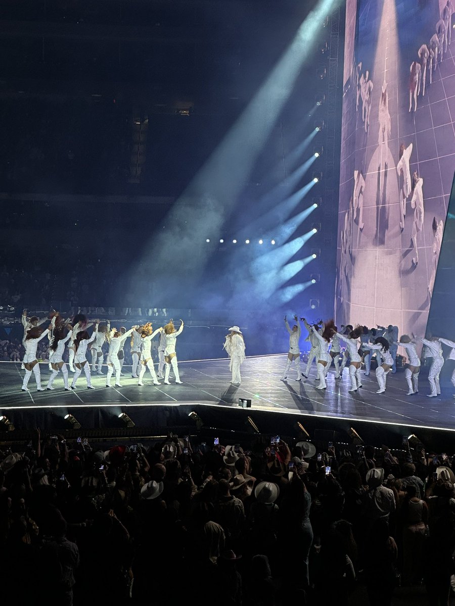 PopBase's tweet photo. Beyoncé officially kicks off the COWBOY CARTER tour. https://t.co/2Y9KGtQngi