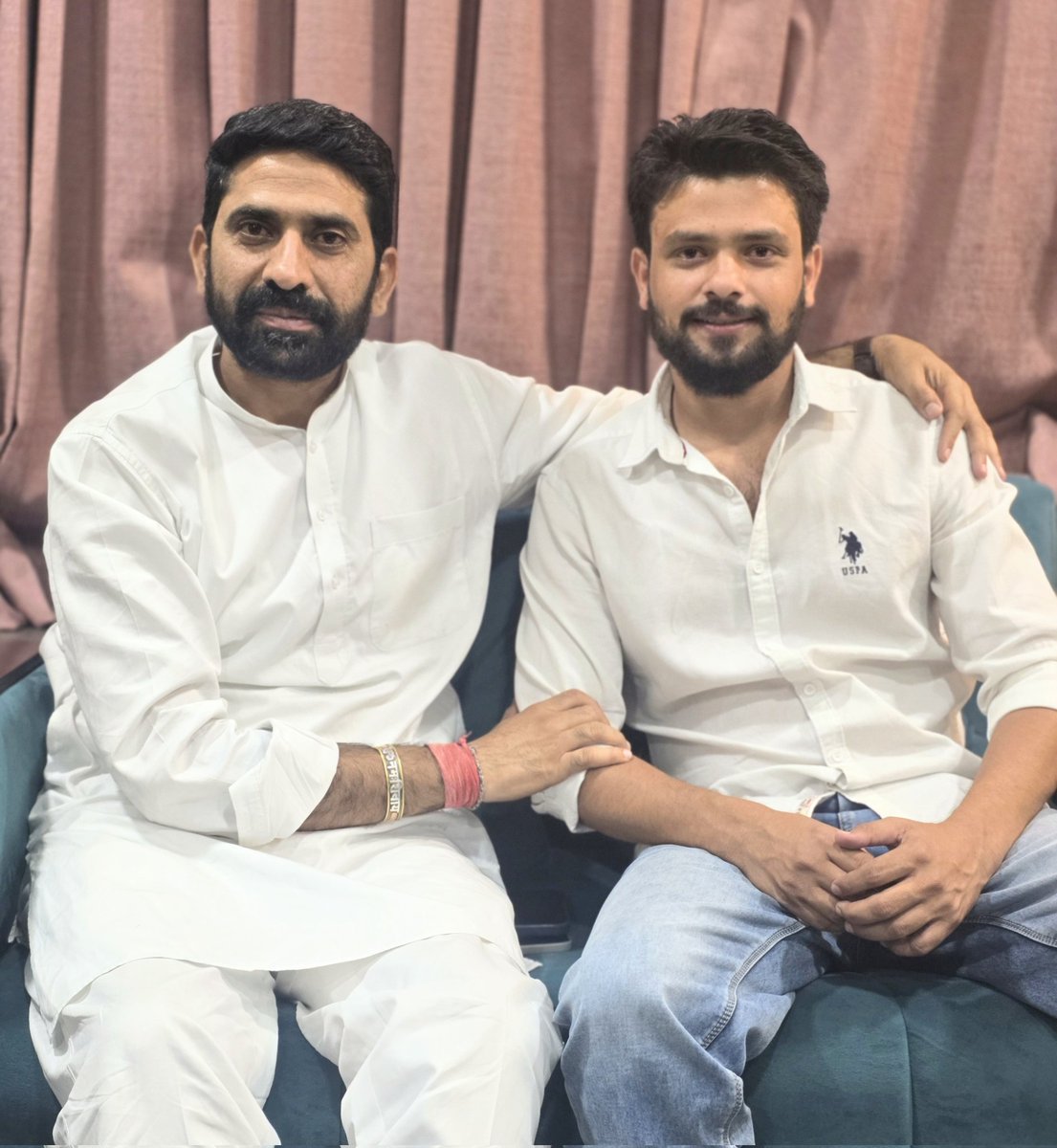 इस तस्वीर में दिखाई दे रहे व्यक्ति संघर्षों से जूझते हुए एक व्यक्तित्व बने हैं।

यह जयपुर की शाहपुरा सीट से विधायक मनीष यादव जी हैं, मनीष यादव जी ने 2023 के विधानसभा चुनाव में कांग्रेस से राजस्थान की सबसे बड़ी जीत हासिल की थी,

मनीष यादव जी एक सामान्य से परिवार से आते हैं मगर