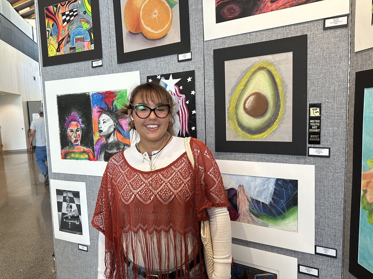 MHSSoftball4's tweet photo. MONARCH MONDAY 💜🥎
Congratulations Monarch Senior Neveah Robles Lopez recipient of the APS Metro art department Merit Award! 💜💐🦁
#monarchnation #22 #mhsgrlpwr https://t.co/WB33E9gmrG