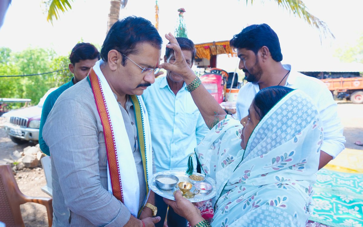 patil_abhijeet1's tweet image. आईसोबतचा क्षण; फोटो फ्रेममध्ये..
कान्हापुरी सहकारी हसीनभाई देशमुख परिवारानं दिलेली सर्वांत अमूल्य भेट..

#photoframe 
#Thanks 
#pandharpur