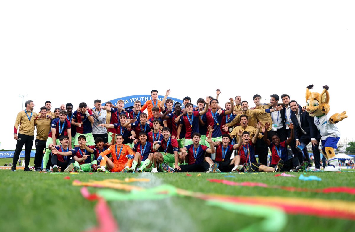 i3merz's tweet photo. 🏆
#TSvFCB https://t.co/9BFQvjwT33