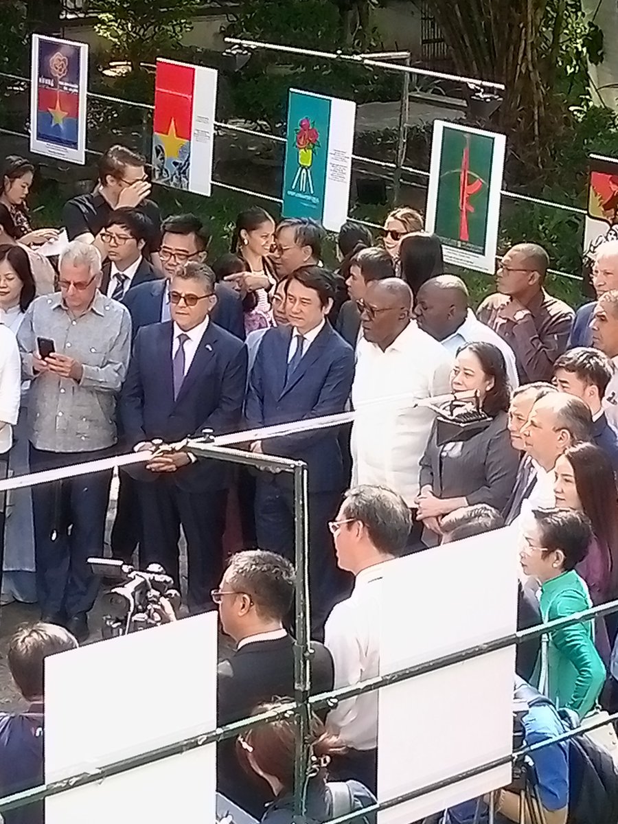 SalvadorValdesM's tweet photo. En la apertura de una muestra de carteles de importantes artistas gráficos cubanos de la década de los años 60 y 70 que abordan la realidad vietnamita de entonces. Me acompañó en la misma la Vicepresidenta de Vietnam cra. Vo Thi Anh Xuan.
@DiazCanelB 
@BrunoRguezP 
@PartidoPCC https://t.co/0PwGNOa9s3