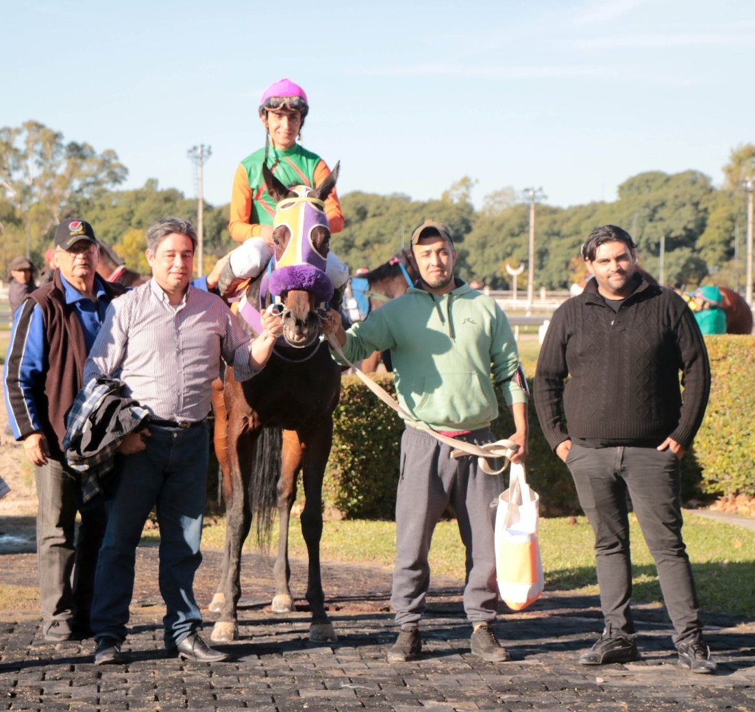 turfmanARG's tweet image. Hoy si  fue un gran día
Gané una carrera de esas cabeza a cabeza y que ganó la más guapa, la mía.
Carreron!!!
Un día muy feliz!!
Fue mucho trabajo llevarla al podio, pero se logró.
Que buen 2025 estoy teniendo con mi pasión.
Huyaaa!!!!
Al fin una alegría en esta crisis de mierda!