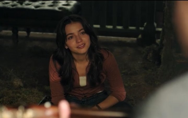 lightblue0327's tweet photo. Damn Ellie! She is a strong person because if I had a beautiful special woman like Dina look at me like this, I would melt into a puddle of nothing. Looking forward to watching their love story this season and hopefully in more seasons to come #TheLastOfUs #dellie #ellieanddina https://t.co/ZNESAvDOGk