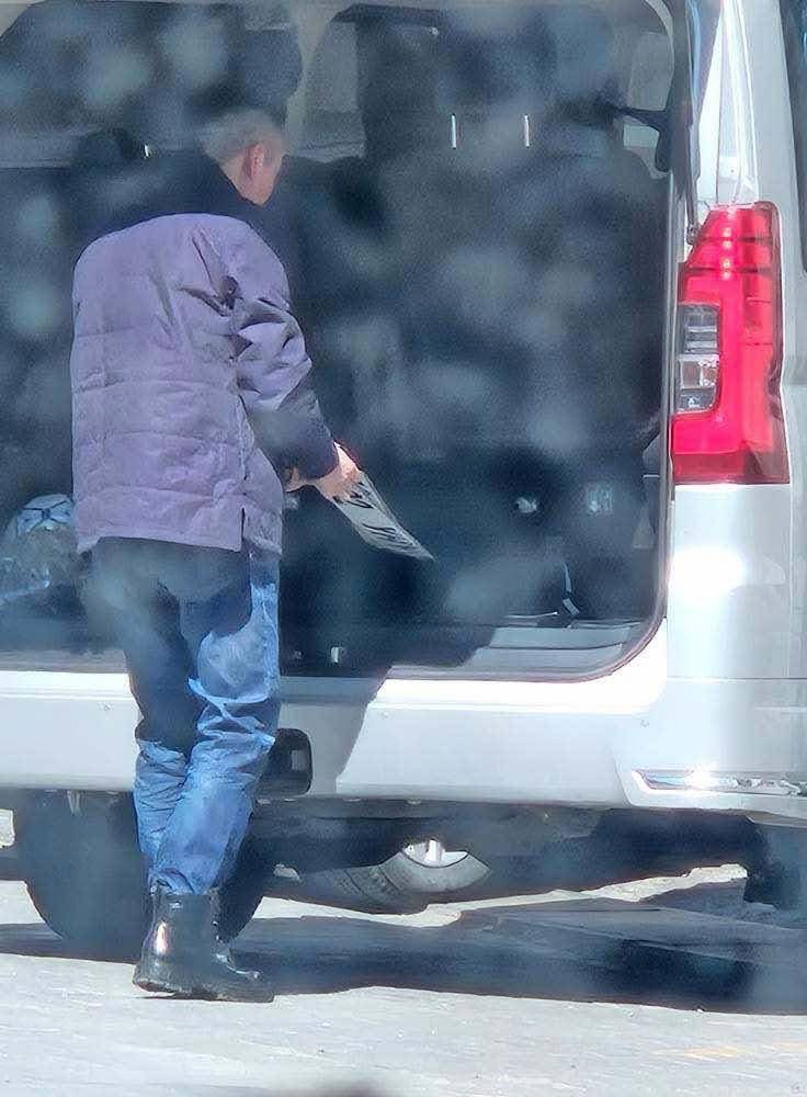 jagvaralmaa's tweet image. Иргэний пост чирээд ирлээ Жүжигчин Мөөжиг 10-22 УНУ улсын дугаарыг 83-00 УНД солиод тэгээд зүгээрүү. Бүгд л ажилтай амьдралтай шүү новш минь битгий андуураарай. Өөрийнхөө хогийн үйлдлийг олж харна биз.!!!