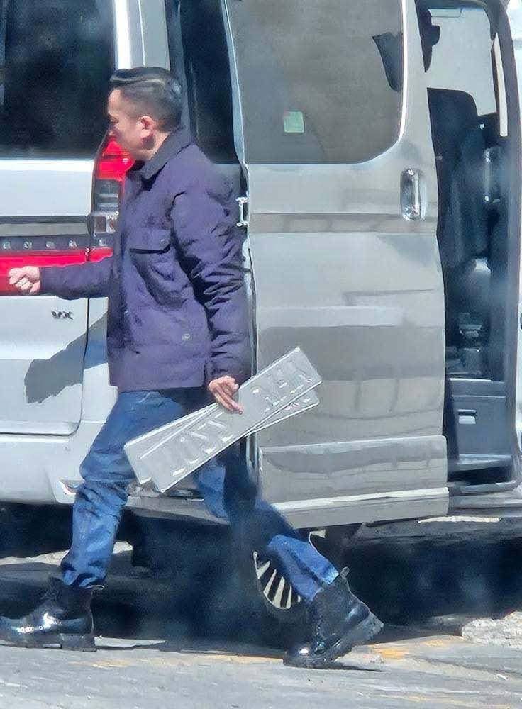 jagvaralmaa's tweet image. Иргэний пост чирээд ирлээ Жүжигчин Мөөжиг 10-22 УНУ улсын дугаарыг 83-00 УНД солиод тэгээд зүгээрүү. Бүгд л ажилтай амьдралтай шүү новш минь битгий андуураарай. Өөрийнхөө хогийн үйлдлийг олж харна биз.!!!