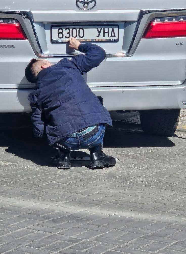 jagvaralmaa's tweet image. Иргэний пост чирээд ирлээ Жүжигчин Мөөжиг 10-22 УНУ улсын дугаарыг 83-00 УНД солиод тэгээд зүгээрүү. Бүгд л ажилтай амьдралтай шүү новш минь битгий андуураарай. Өөрийнхөө хогийн үйлдлийг олж харна биз.!!!