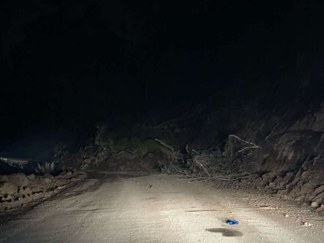 NuevoTiempoCue's tweet photo. 🚫#ATENCIÓN
Esta noche ocurrió un deslizamiento de tierra en la vía a #Charqui. Maquinaria del Municipio de #Nabón trabaja para retirar el material y restablecer el paso vehicular.
Fotos: Municipio Nabón. https://t.co/palWjgPaCa