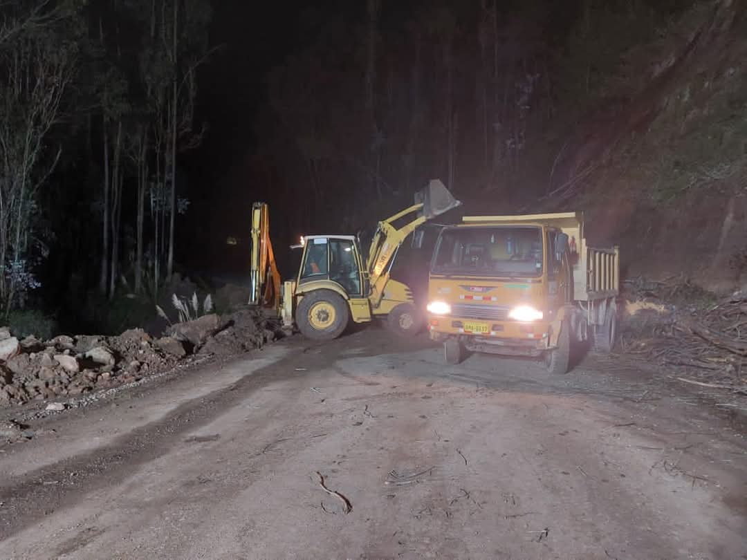 NuevoTiempoCue's tweet photo. 🚫#ATENCIÓN
Esta noche ocurrió un deslizamiento de tierra en la vía a #Charqui. Maquinaria del Municipio de #Nabón trabaja para retirar el material y restablecer el paso vehicular.
Fotos: Municipio Nabón. https://t.co/palWjgPaCa