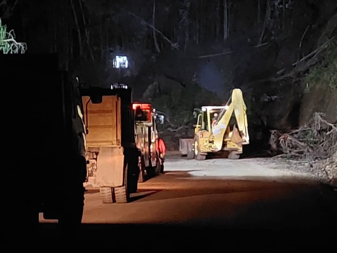 NuevoTiempoCue's tweet photo. 🚫#ATENCIÓN
Esta noche ocurrió un deslizamiento de tierra en la vía a #Charqui. Maquinaria del Municipio de #Nabón trabaja para retirar el material y restablecer el paso vehicular.
Fotos: Municipio Nabón. https://t.co/palWjgPaCa