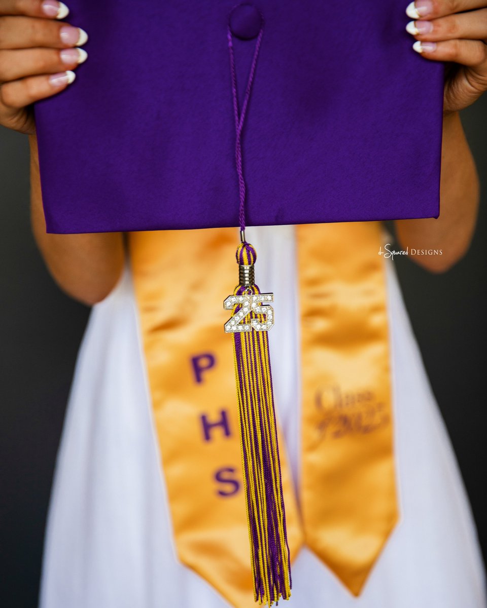 dsquareddesigns's tweet photo. The sweetest soul is graduating next week. We've never seen her more beautiful than she was today - the confidence, the maturity, the beautiful heart... she's just always a dream to photograph!
#dsquaredseniors #potosihighschool #graduationphotography https://t.co/Om0hn2hllA