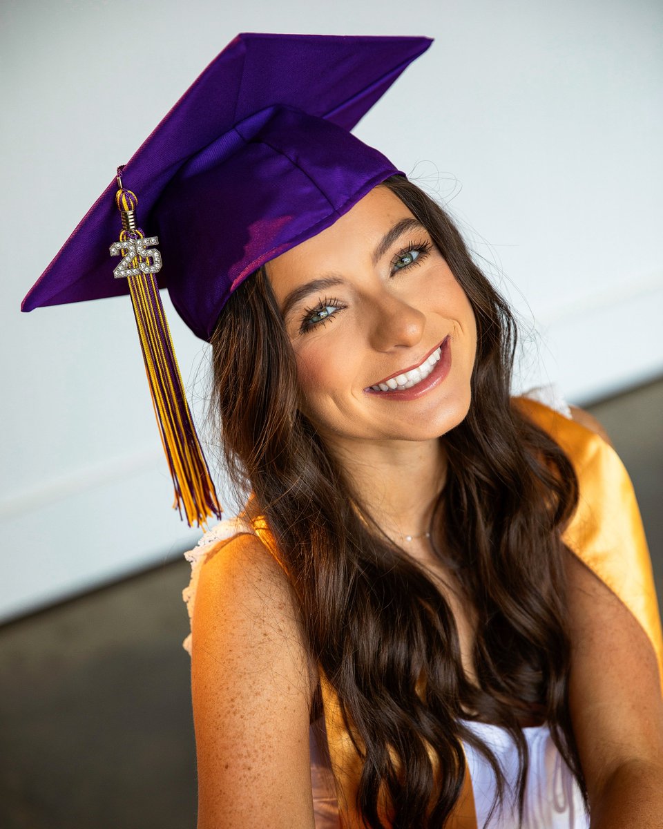 dsquareddesigns's tweet photo. The sweetest soul is graduating next week. We've never seen her more beautiful than she was today - the confidence, the maturity, the beautiful heart... she's just always a dream to photograph!
#dsquaredseniors #potosihighschool #graduationphotography https://t.co/Om0hn2hllA