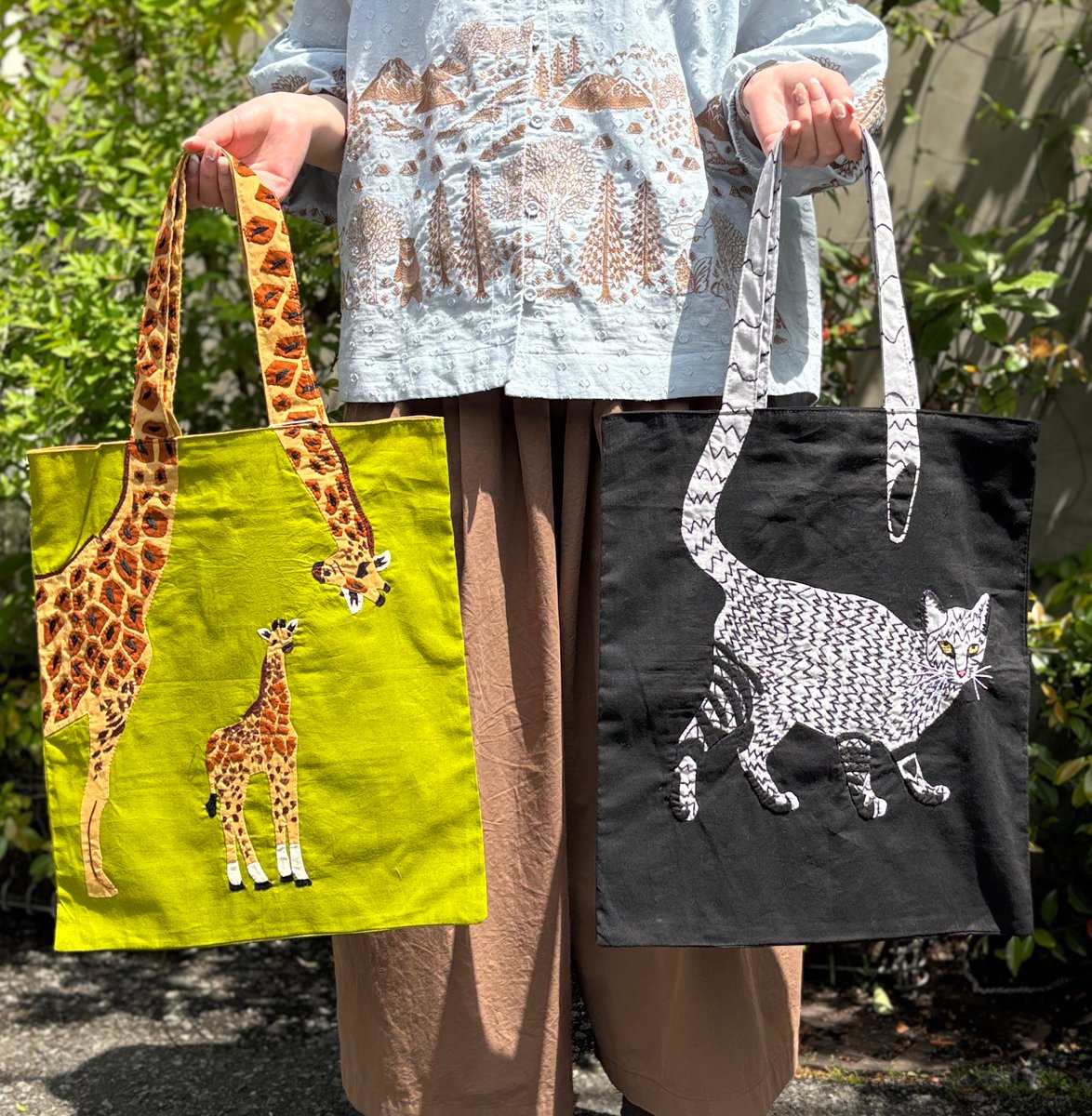marbleSUD_ebisu's tweet photo. 【メゾンベンガル】のトートバッグが再入荷いたしました✨✨

バングラデシュで一点一点手作りされており、動物たちの表情も愛らしいです🥹💘

#マーブルシュッド #marblesud #恵比寿 #maisonbengal #メゾンベンガル #キリン #ゾウ #フェアトレード https://t.co/HjiVOAGh1e
