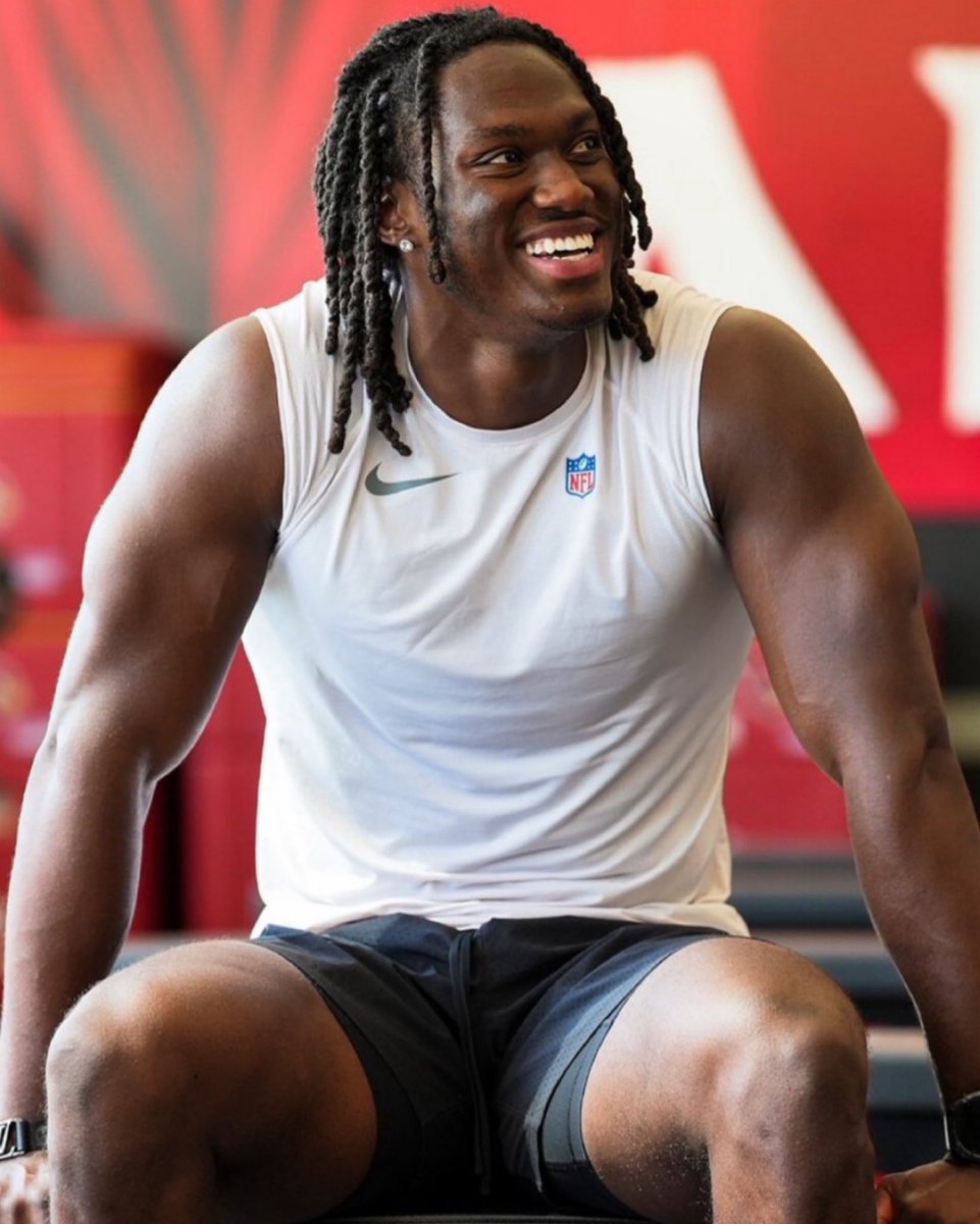 jasrifootball's tweet image. 𝗧𝗥𝗘𝗡𝗗𝗜𝗡𝗚: #Cardinals 2nd year WR Marvin Harrison Jr appears to have bulked up this offseason.

Big sophomore season incoming?