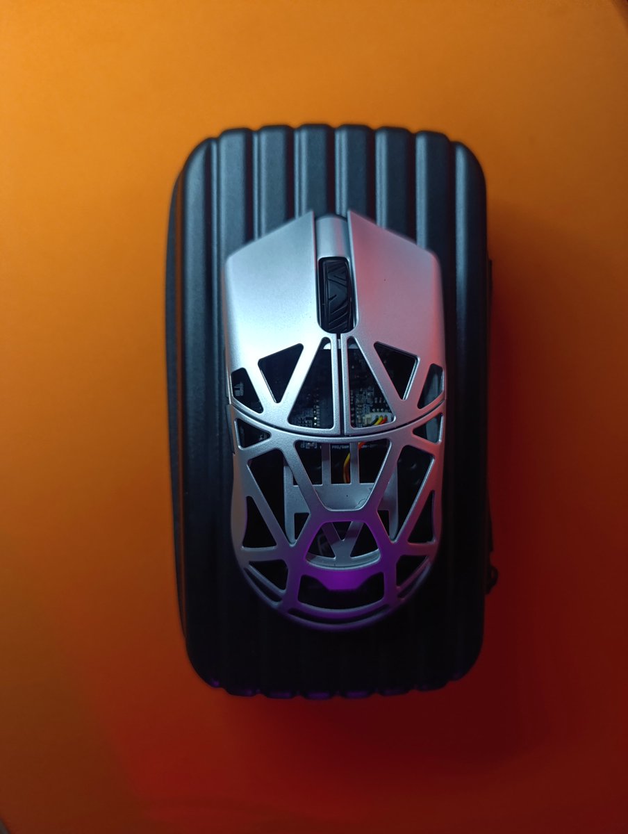 le1rbagx24's tweet photo. WLMouse Beast X Pro Silver - Solid Sides @wlmouseofficial @WlmouseJPN
𝘐 𝘢𝘳𝘳𝘪𝘷𝘦 𝘩𝘰𝘮𝘦 🇵🇪
#Wlmouse #BeastXPro https://t.co/pOquPKh2zq