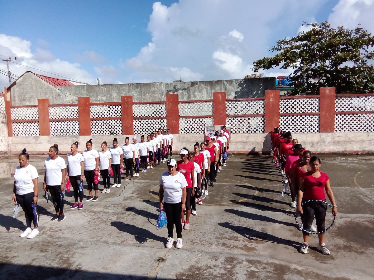 Presentación en #Baracoa de la gimnasia básica donde estuvieron presentes varios combinados deportivos del municipio en saludo al #514aniversario de la fundación de la villa.