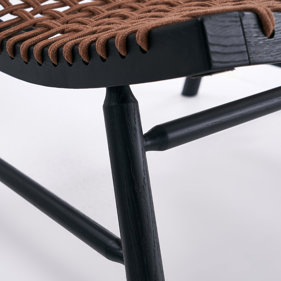 BeluxConcet's tweet photo. A stunning fusion of modern design and natural elements. With a sturdy ash wood frame in a sleek black finish and intricate rope detailing, it's a piece of art!

#ArabellaChair #InteriorDesign #HomeDecor #ChicComfort #ModernElegance #FurnitureLove #DesignInspo https://t.co/TQQUiBSefg