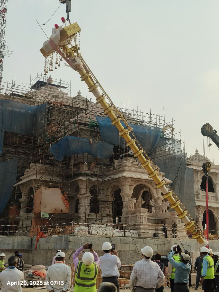 ChampatRaiVHP's tweet photo. आज वैशाख शुक्ल द्वितीया २९ अप्रैल २०२५ मंगलवार प्रातः ८ बजे राम जन्मभूमि मन्दिर के मुख्य शिखर पर ध्वज दण्ड स्थापित किया गया, ध्वज दण्ड की लम्बाई ४२ फुट है, ध्वज दण्ड लगाने की प्रक्रिया प्रातः ६.३० बजे प्रारंभ होकर प्रातः ८ बजे पूर्ण हुई। https://t.co/Ecq2Or0cVF