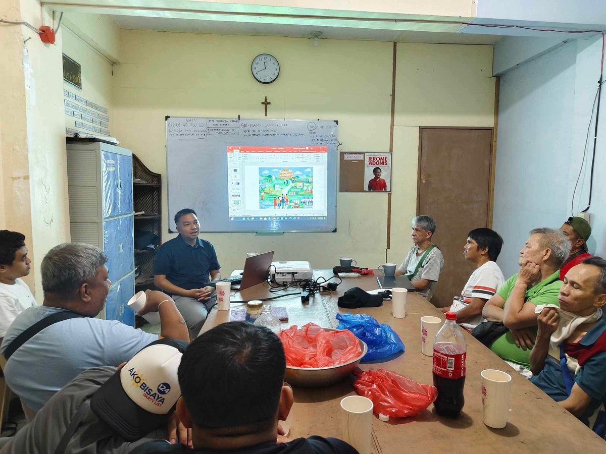 OlaliaSchool's tweet photo. MAG-ARAL. MAKIBAKA. MANGAHAS!

Naglunsad ng pag-aaral tungkol sa imperyalistang krisis, interbensyong militar ng US at paglaban ng mamamayan ang mga manggagawa sa Port Area kabilang na ang SM PSACC NAFLU KMU at PCFLU-LAND-KMU. https://t.co/HK2uT6UjDP