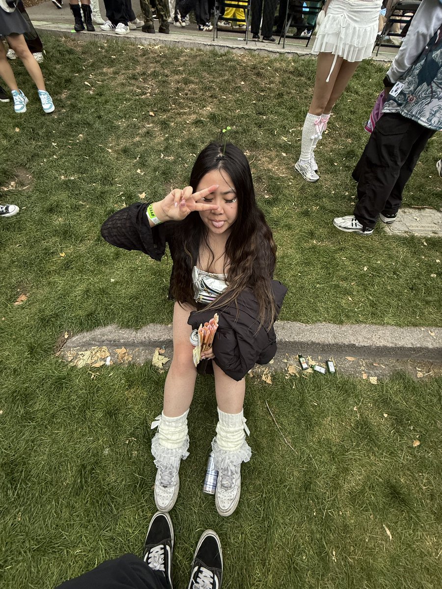 gubagina's tweet photo. stay in bloom was amazing :) someone adopt me into their rave group 🥰 #stayinbloom #dabin #saidthesky #rave #edm @iamdabinlee @SaidTheSky https://t.co/pBKNhNgO0C