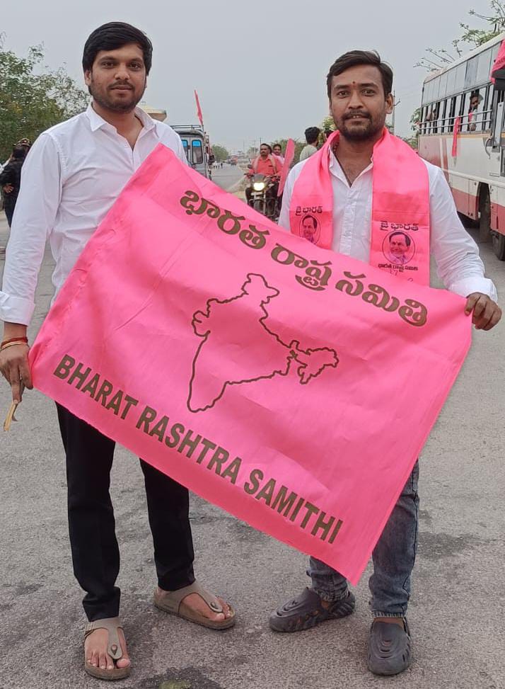 RebbaSaikumar's tweet photo. #25YearsOf #BRSPARTY
#Warangal #April27th
#MarriRajasekharReddy #MalkajgiriMLA
#NandhikantiSridhar #EX_MBC #ChairmanTelanganaState
#RebbaVasuMunnur #RVM
#BRSParty #YOUTHWING
#HungerHelpers #Founder
#TeamRVM_Followers_Malkajgiri
#TeamRVM #SocialMedia https://t.co/eGBZeXk5qv
