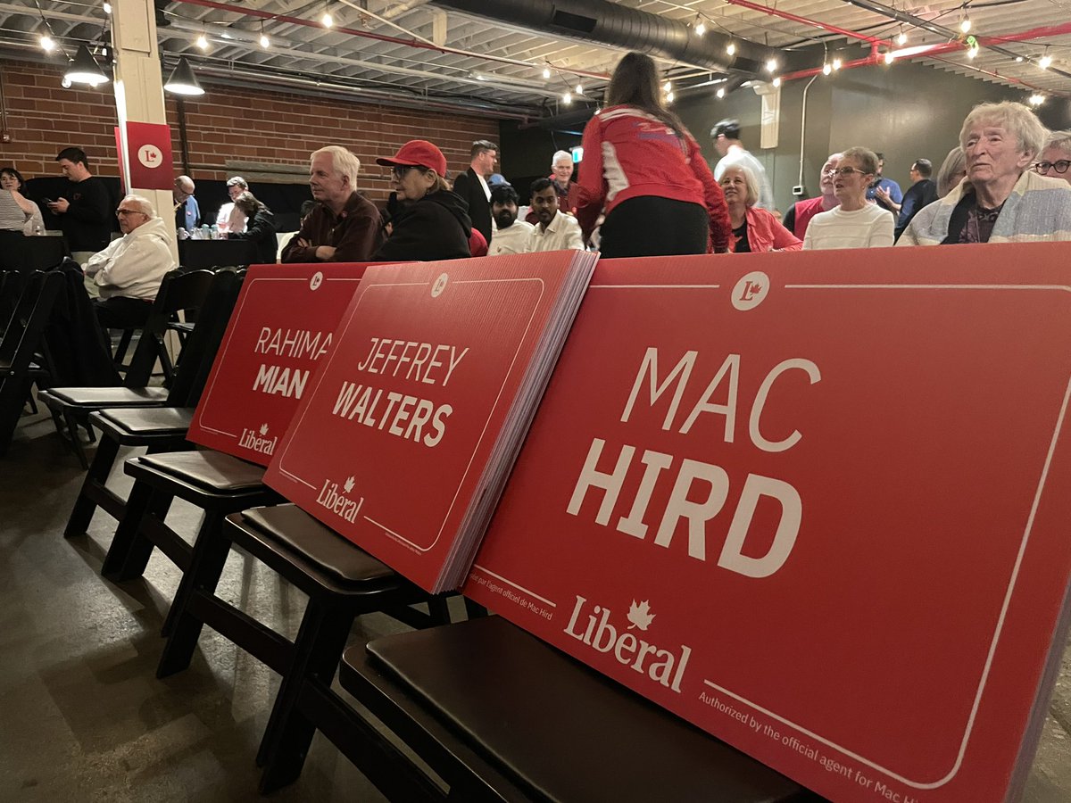 massie_gillian's tweet image. Liberal supporters are keeping their eyes glued to the screen as results continue to come in.
The energy in the room has changed since the night first began, but people are pleased to see one seat flip over to red in the province.
@CJMENews @CKOMNews