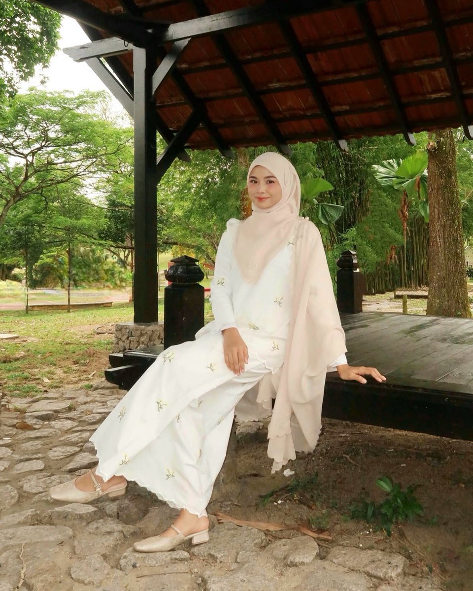 Pakai Maria Embroidered Set then gayakan pula dengan selendang di bahu macam ni akan buatkan korang nampak sangat ayu 😍