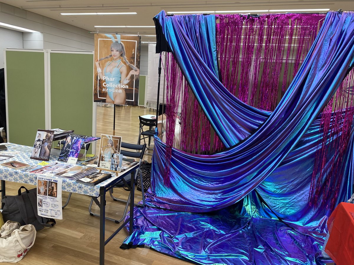 今日はコスケットのC08おさかなさんとあきぴのブースで撮影ブース出してるよ！