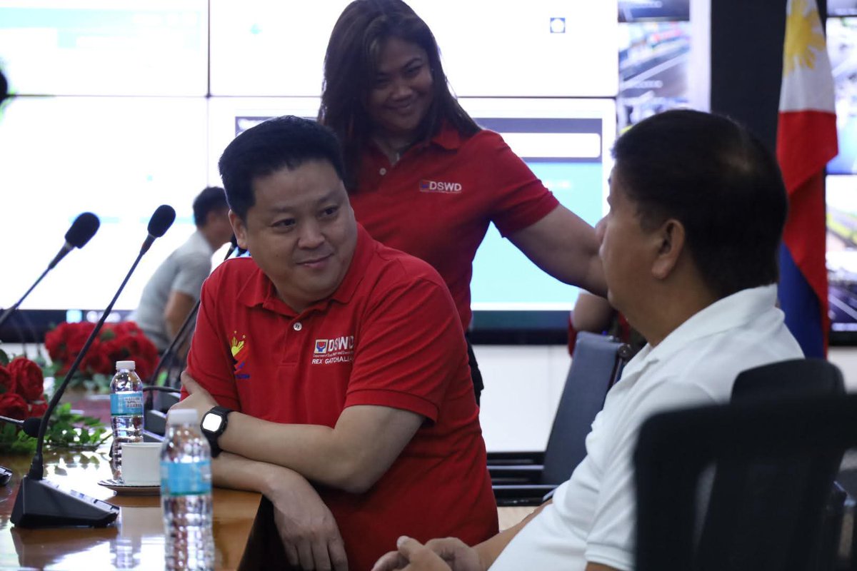 rex_gatchalian's tweet photo. The standing instruction of the President is to make sure that in all disasters DSWD is the first on the ground and last to leave. His instruction is to see to it that all affected families and evacuees are safe and taken cared of.
Flew into Bicol today, to assess the situation in Sorsogon after the eruption of the volcano yesterday morning.
20k family food packs have been released to provincial government to be given to all affected families.
We assured Gov. Hamor of DSWD's continued assistance.