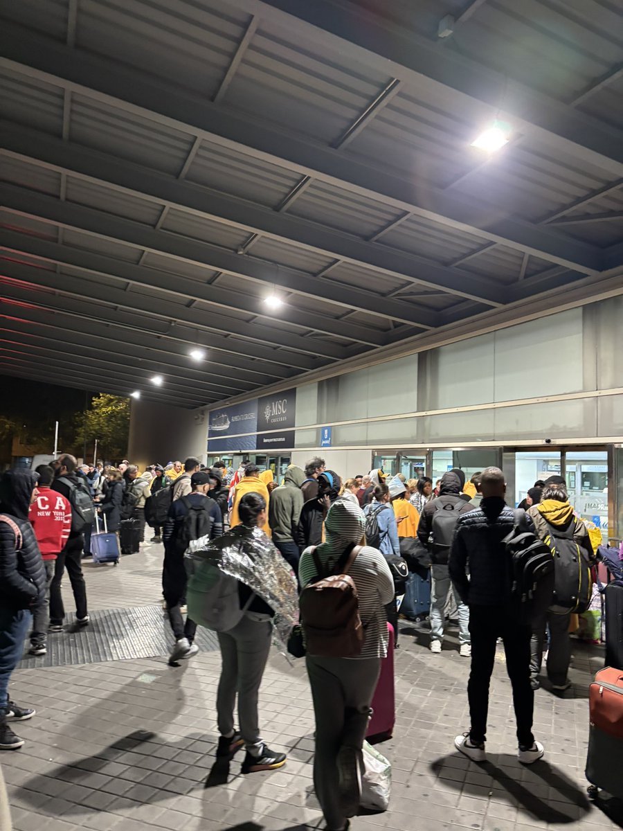 soyalbaruiz's tweet photo. Méndez Álvaro hace escasa media hora.
Samur repartiendo mantas.
Autobuses cancelados y una estación cerrada que no permite a la gente refugiarse dentro. https://t.co/sXAfH9IjBk