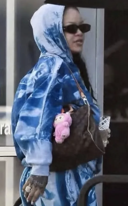 DailyBeijing's tweet image. Singer Rihanna, who is known for her fashion sense, was photographed with a pink #Labubus on her bag, sparking a craze. Labubus are furry snaggletoothed gremlins, which are designed by Hong Kong-born artist Kasing Lung and sold by Chinese toy company #PopMart.