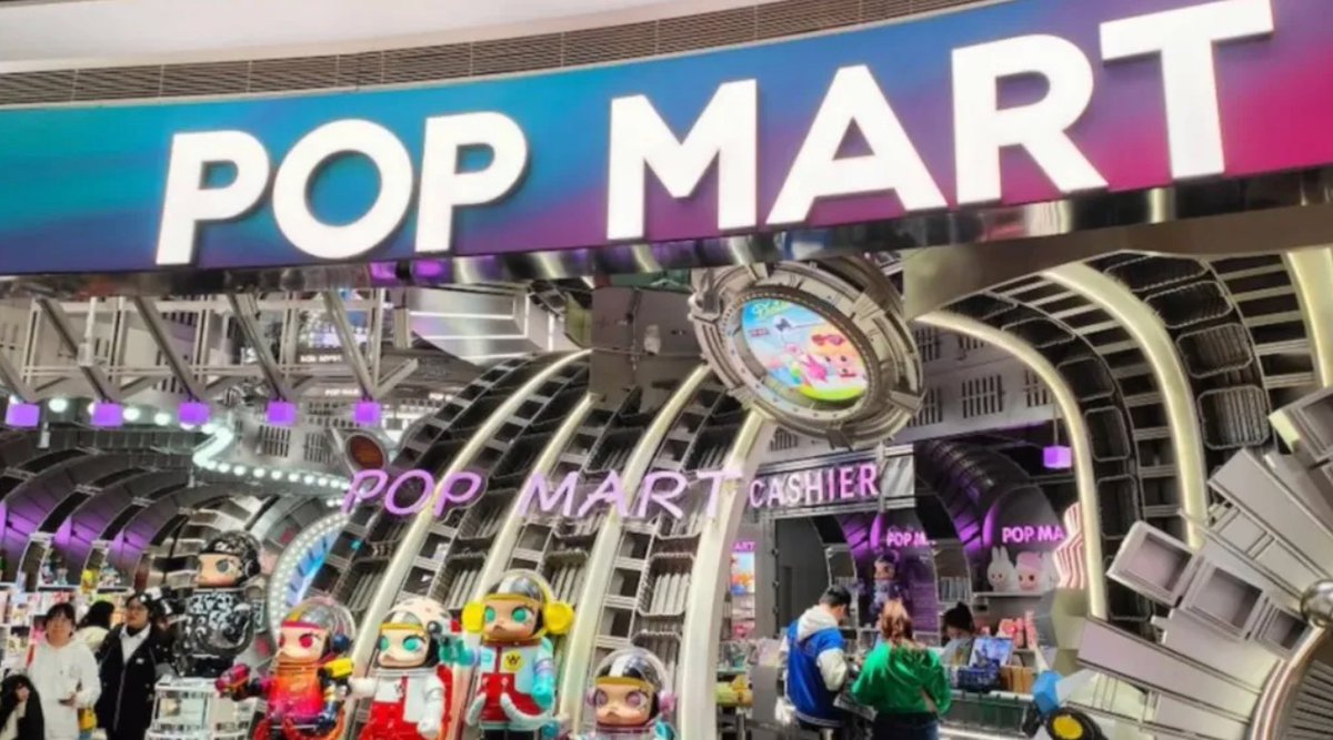 DailyBeijing's tweet image. Singer Rihanna, who is known for her fashion sense, was photographed with a pink #Labubus on her bag, sparking a craze. Labubus are furry snaggletoothed gremlins, which are designed by Hong Kong-born artist Kasing Lung and sold by Chinese toy company #PopMart.