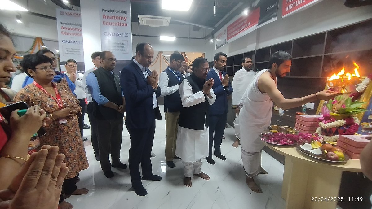 SantoshUniv's tweet photo. Santosh Medical College proudly inaugurated the Cadaviz Virtual Dissection Table on 23rd April 2025! A new era of anatomy education begins blending tradition with cutting-edge 3D learning.
#SantoshDeemedtobeUniversity #Anatomy #Cadaviz #VirtualDissectionTable #Ghaziabad #DelhiNCR https://t.co/Dq0PDBUs5r