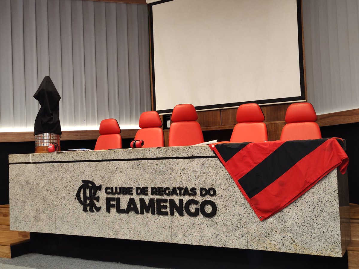 BARINSK's tweet photo. Um dia no Mais Querido 🔴⚫, eis que vejo o João Guilherme entrevistando o Isaquias Queiroz. 👏🏼😁 @Flamengo @joaoguilherm #Flamengo #JoãoGuilherme #IsaquiasQueiroz #Flatv https://t.co/KsTq8wQjIW