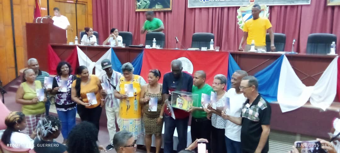 ErislandyM47486's tweet photo. Se desarrolló con júbilo la #Plenaria65Aniversario de los #CDRGtmo, espacio q sirvió para impulsar nuevas estrategias de trabajo y el  reconocimiento a Dir de base y funcionarios de los #CDR por los logros alcanzados 
#CDRgtmoGigante https://t.co/zKfhFtObqy