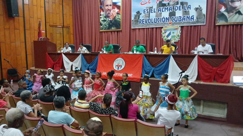 ErislandyM47486's tweet photo. Se desarrolló con júbilo la #Plenaria65Aniversario de los #CDRGtmo, espacio q sirvió para impulsar nuevas estrategias de trabajo y el  reconocimiento a Dir de base y funcionarios de los #CDR por los logros alcanzados 
#CDRgtmoGigante https://t.co/zKfhFtObqy