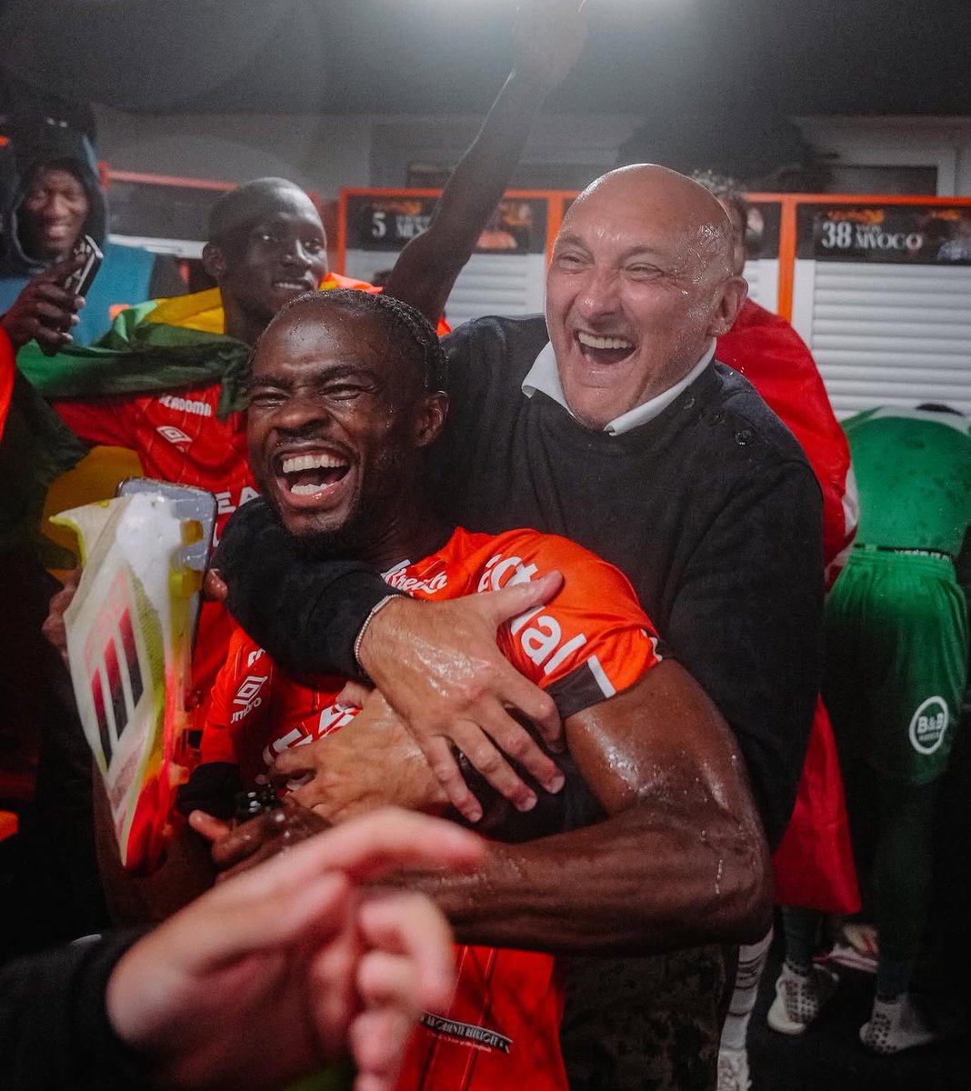 AllezLesLions's tweet photo. 🟠 La joie de Darlin Yongwa après l’officialisation de la montée du FC Lorient en Ligue 1. 🍾😀🇨🇲

📸 @FCLorient https://t.co/oto5zzCBPA