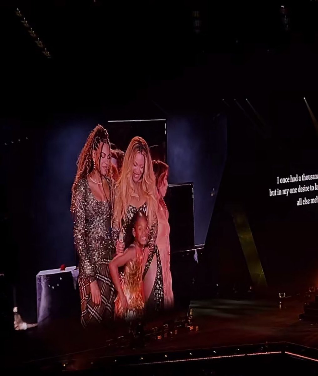 beyhivecombr's tweet photo. BLUE, BEYONCÉ E RUMI #CowboyCarterTour https://t.co/uSTmCZdqtU