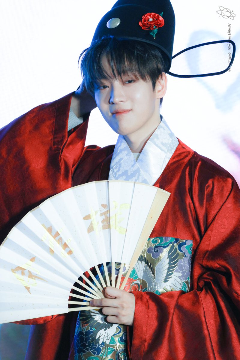 20250419 SHUYA         

약간...
이제 왕위에 오른...전하 같고...... 
학문에 능통하실 것 같구.. 그래요.. 
해품달이 되.  

#이태빈 #LEETAEVIN