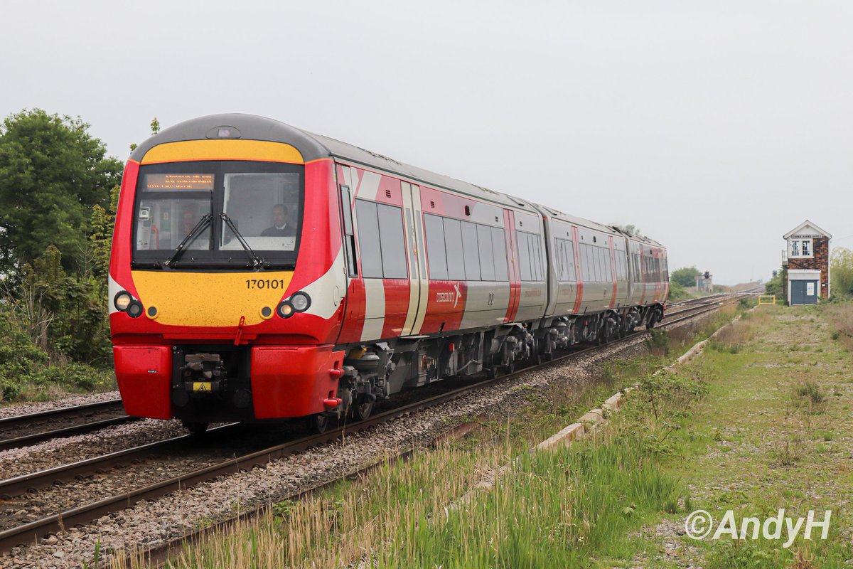 holtona72's tweet image. #TurbostarTuesday from Burnt House Road crossing on Saturday morning. Finally managed to get a shot of reliveried @CrossCountryUK 170101 as it passes Turves working 1N51 10.27 Stansted Airport to Birmingham New St. Three Horse Shoes signalbox in the distance. #Fenland 26/4/25
