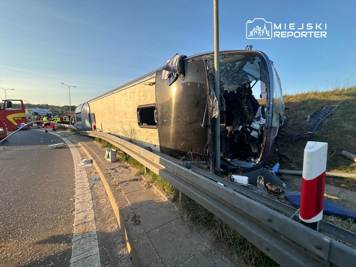 MiejskiReporter's tweet photo. Poważny wypadek na trasie S2 w Warszawie. Autokar na boku, ciężarówka wbita w wóz strażacki. Rannych jest 15 osób z obu zdarzeń. Droga w kierunku węzła Konotopa jest zablokowana. Wyznaczono objazdy. Na miejscu pracują służby. Więcej na https://t.co/R6Oc1eLk8Y #warszawa #autokar https://t.co/Yv7oYKDBBD