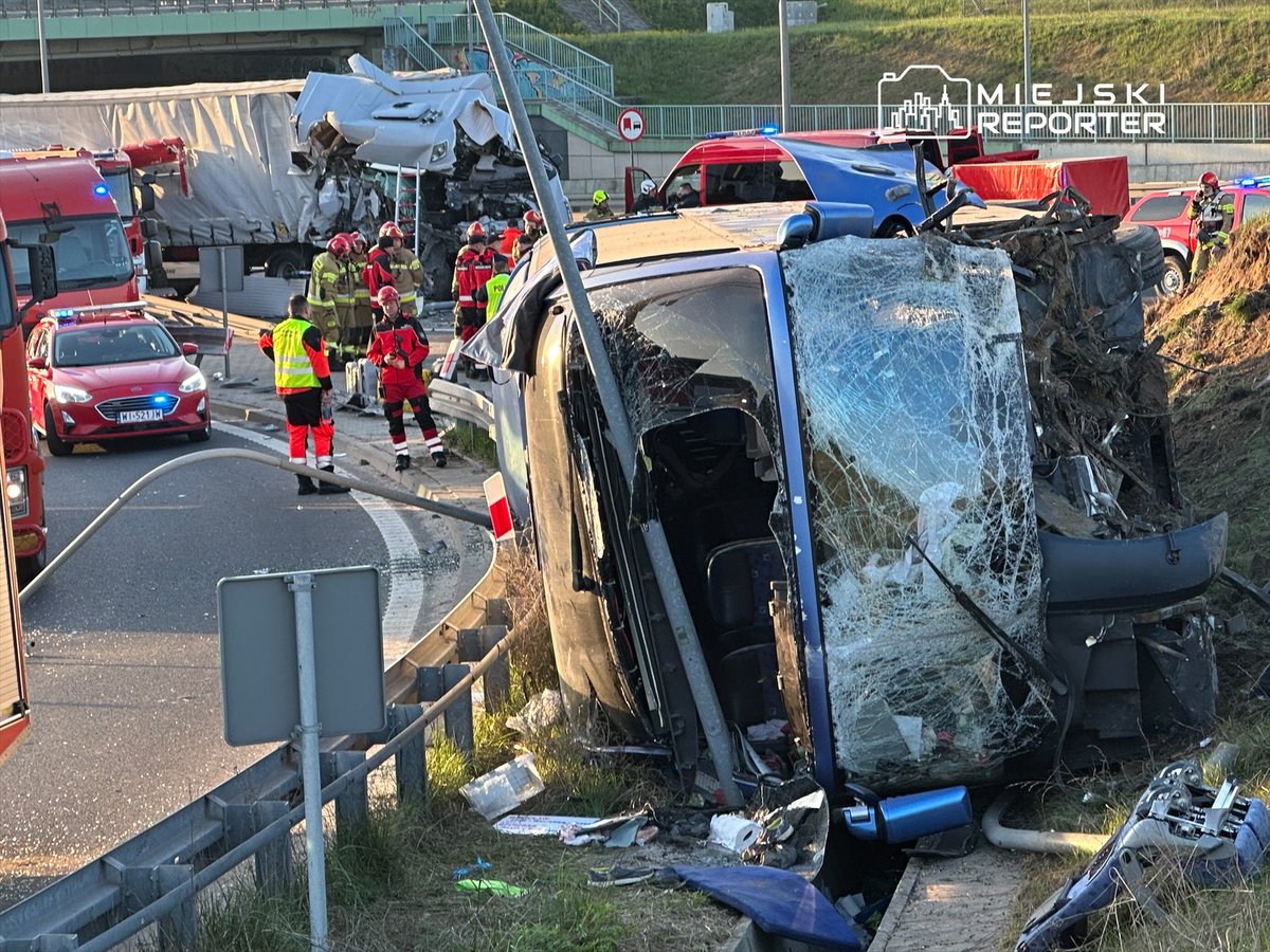 MiejskiReporter's tweet photo. Poważny wypadek na trasie S2 w Warszawie. Autokar na boku, ciężarówka wbita w wóz strażacki. Rannych jest 15 osób z obu zdarzeń. Droga w kierunku węzła Konotopa jest zablokowana. Wyznaczono objazdy. Na miejscu pracują służby. Więcej na https://t.co/R6Oc1eLk8Y #warszawa #autokar https://t.co/Yv7oYKDBBD