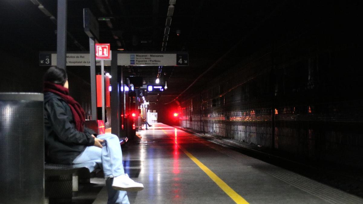 🔴🔴 ÚLTIMA HORA - Suspès tot el servei de Rodalies per inestabilitat de la xarxa elèctrica

➡️ rac1.cat/directe